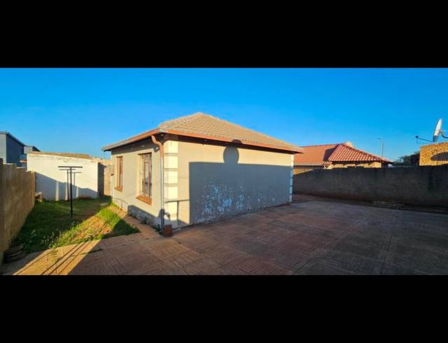 7 BEDROOM HOUSE FOR SALE IN LOTUS GARDENS